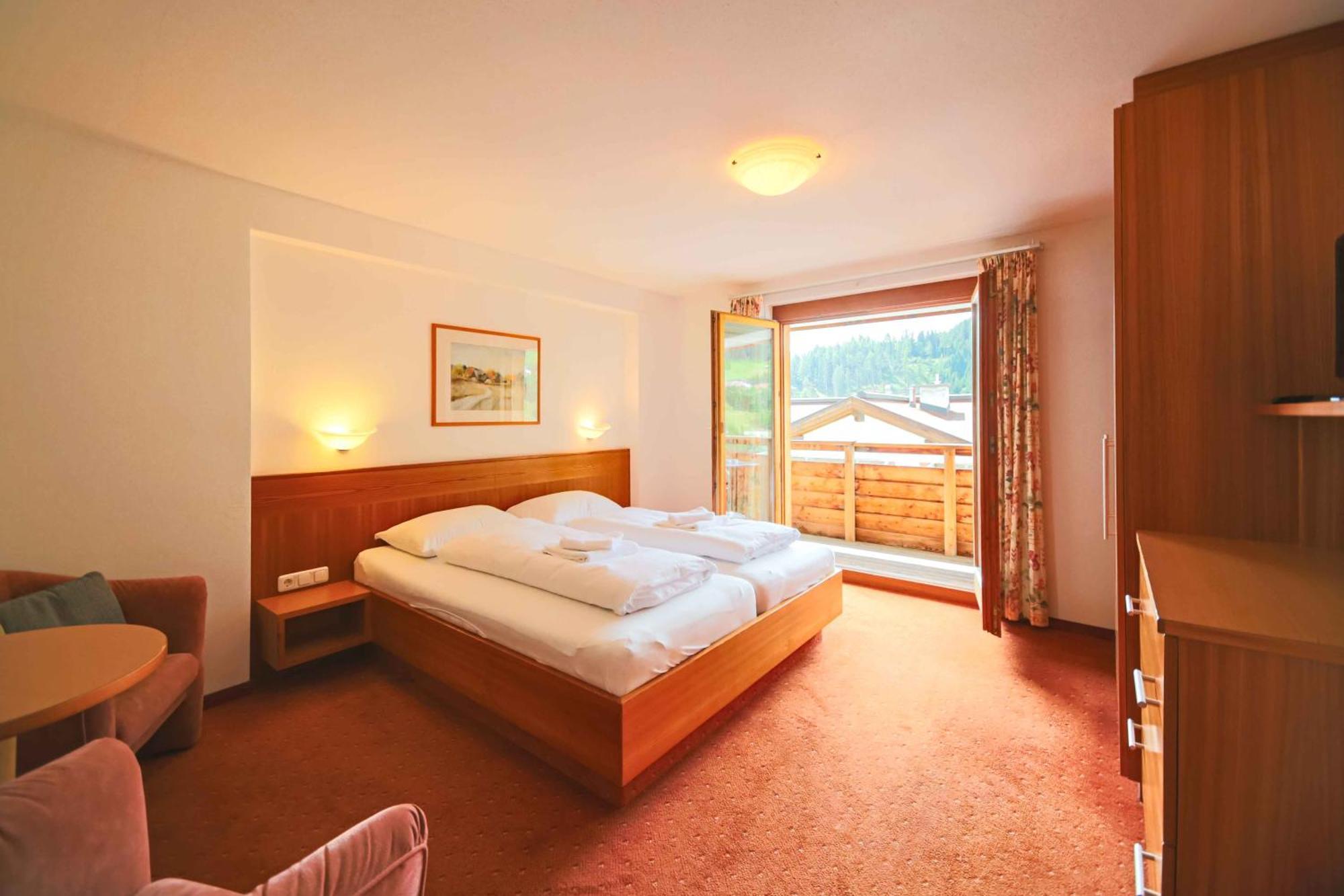 Tirolerhof Hotel Serfaus Ruang foto